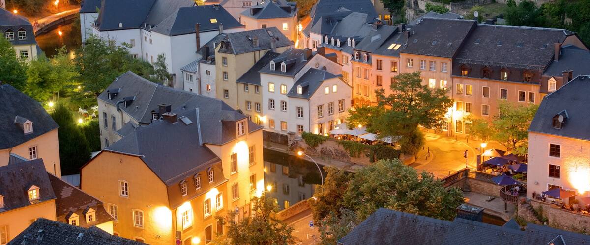 Luxemburgo mostrando patrimonio de arquitectura, una ciudad y escenas nocturnas