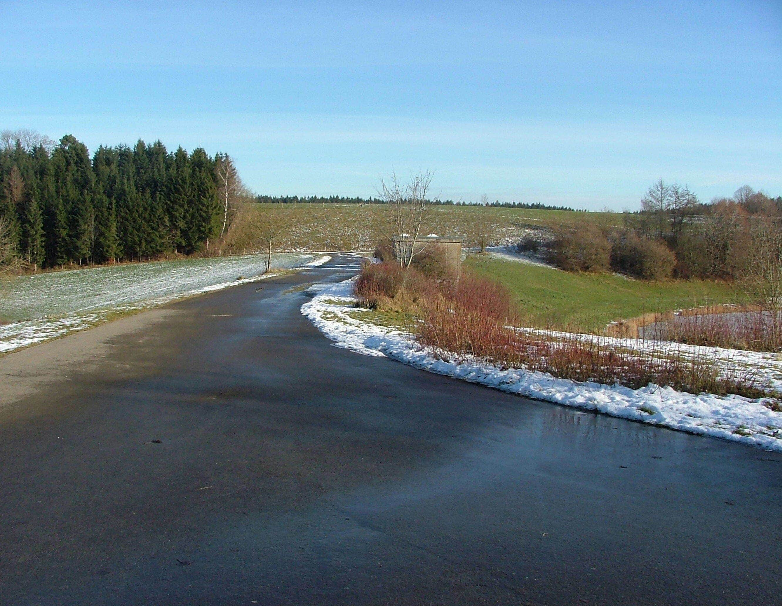 Straße auf dem Damm des Rückhaltebeckens