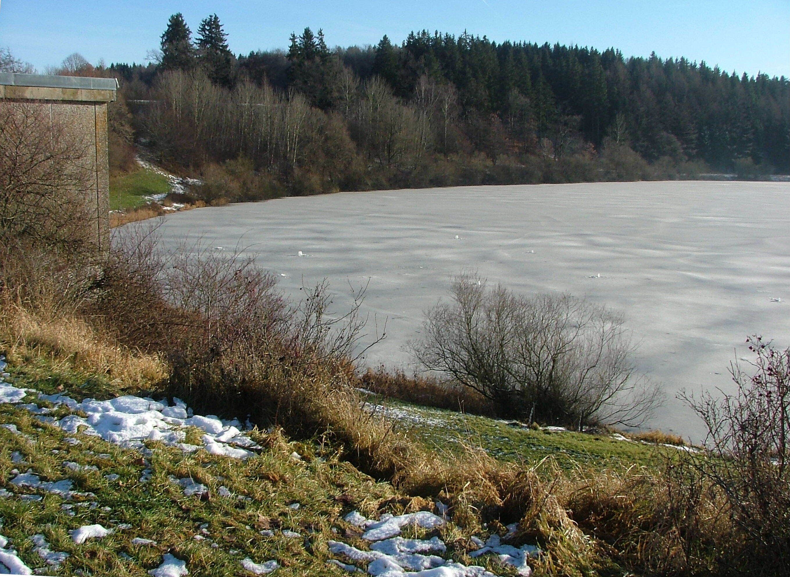 Links der Ablass der Rückhaltebeckens