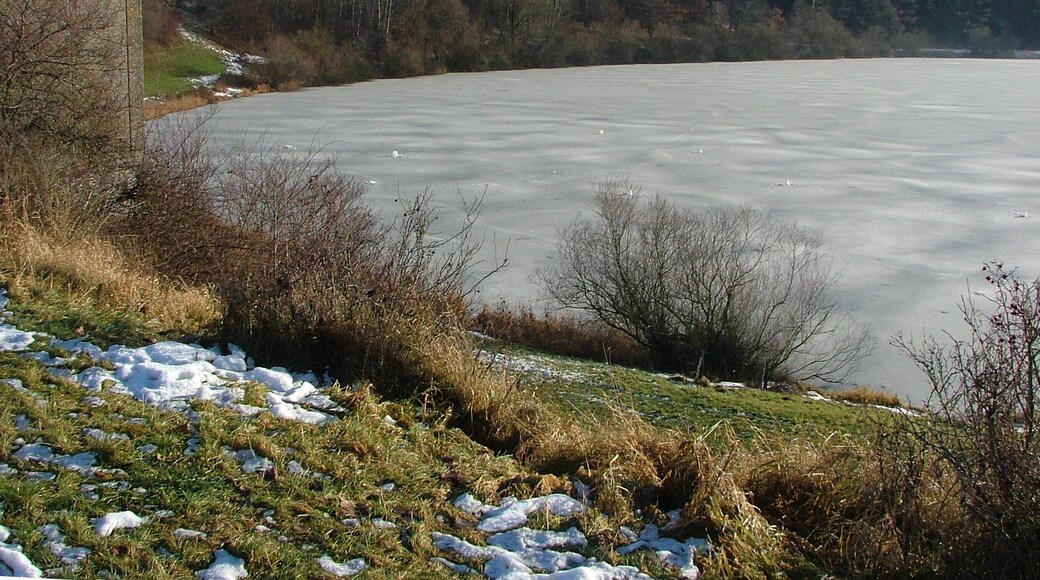 Links der Ablass der Rückhaltebeckens
