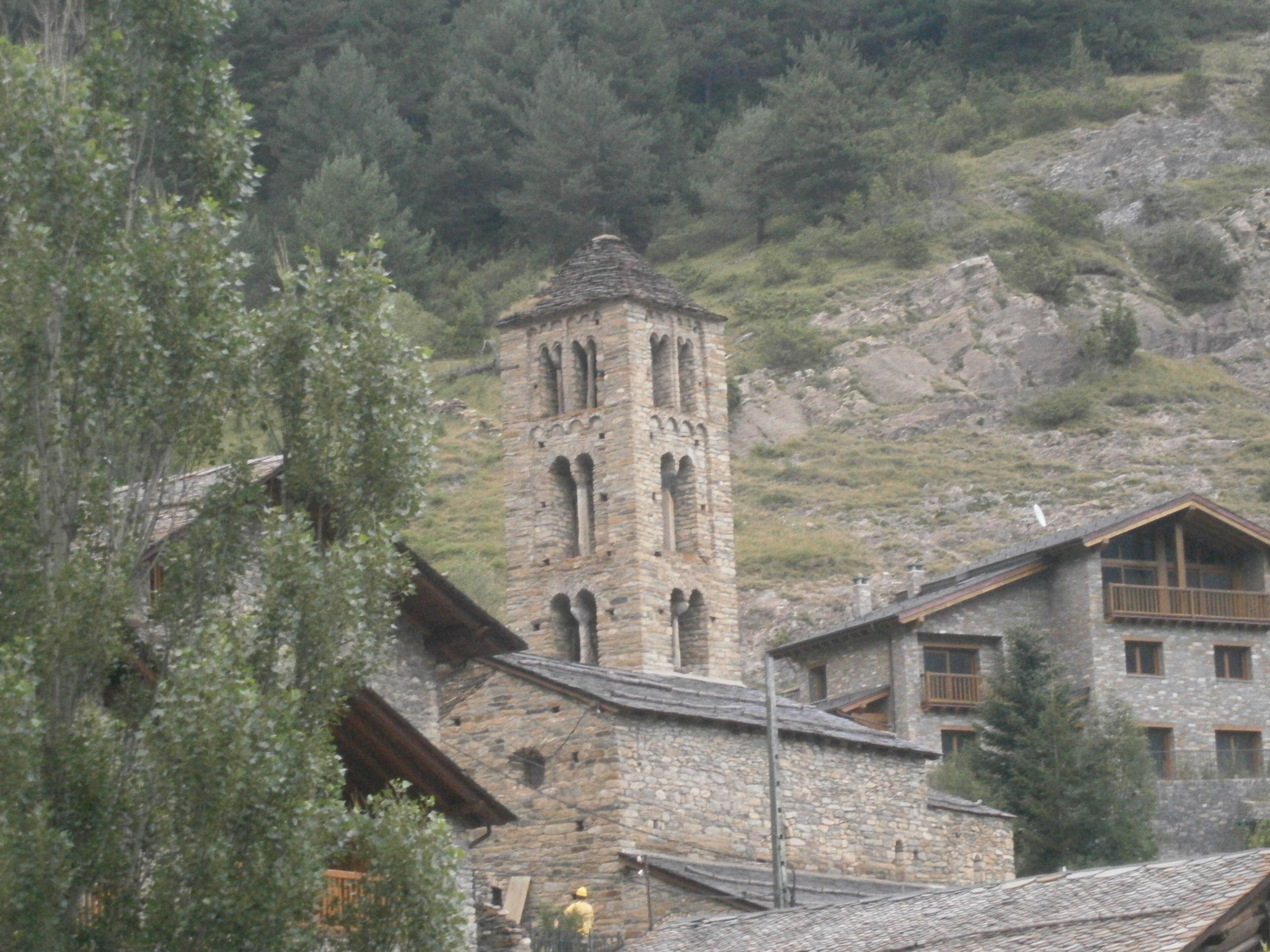 Vista llunyana de l'Església de Sant Climent de Pal a Pal, Ordino