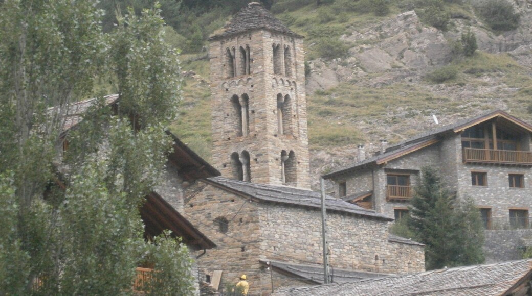 Vista llunyana de l'Església de Sant Climent de Pal a Pal, Ordino