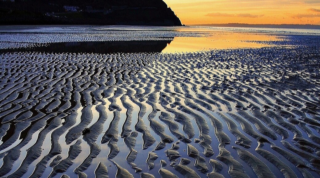 Penmaenmawr beach this afternoon. The A55 expressway passes by but the stillness and peace of the beach is the overpowering influence here. The cold snap we are having results in such clear air.