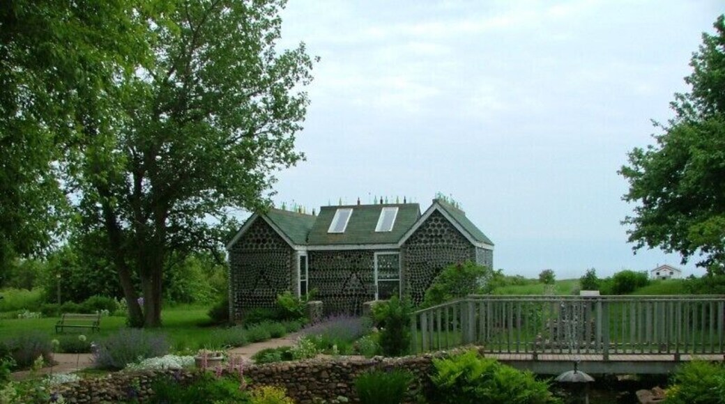 Les Maisons de Bouteilles. In Edouard's retirement he channeled his energies into his architectural project of transforming over 25,000 bottles into the colorful souvenirs. This is located on Prince Edward Island #Nationalpark