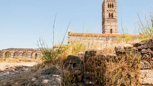 Sassari, Stadt, Kirche, Santissima Trinità di Saccargia, Pisanerkirche, Sardinien, Insel, Italien, Mittelmeer, Sommer, Sommerhitze