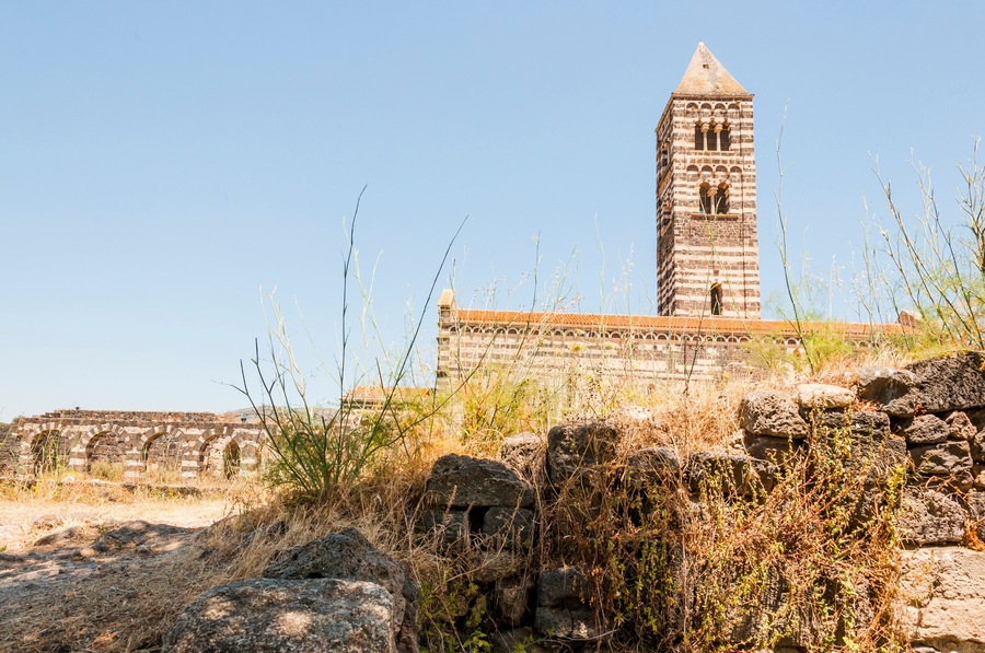 Sassari, Stadt, Kirche, Santissima Trinità di Saccargia, Pisanerkirche, Sardinien, Insel, Italien, Mittelmeer, Sommer, Sommerhitze