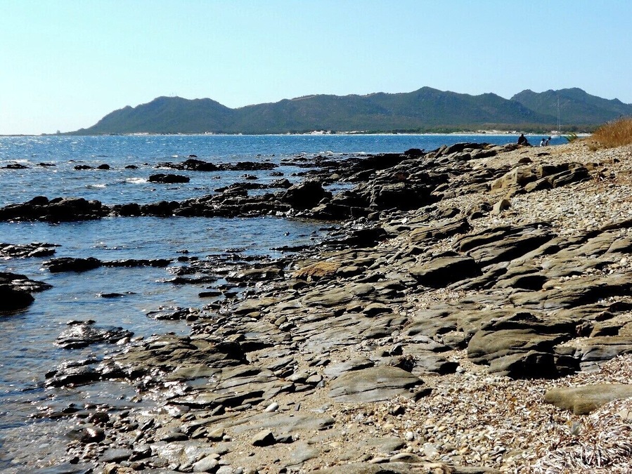 Beautiful, quiet beach on the mountainbike trail