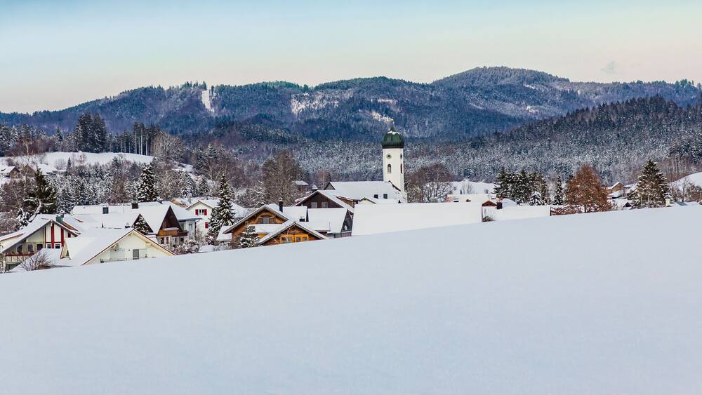 Dorfkirche von Maierhöfen im Allgäu, Bergsicht im Allgäu, Banner, Bannergröße, Hintergrund, Winter im Allgäu, schneebedeckt,