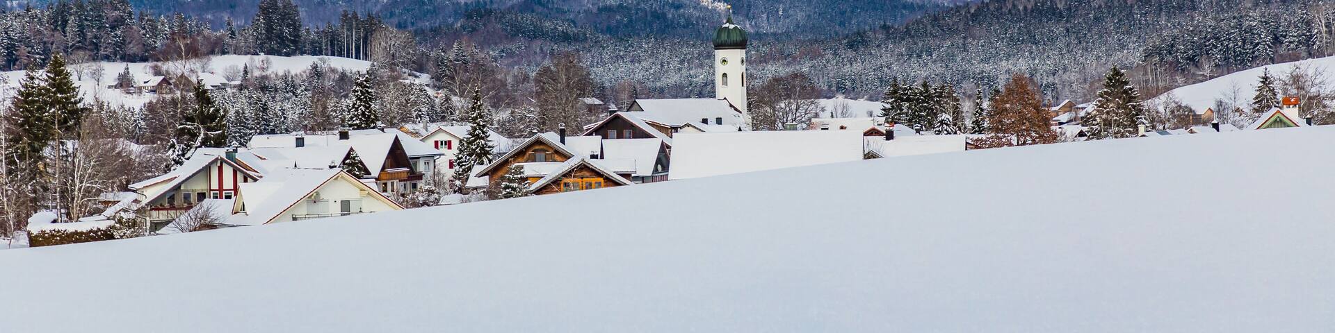 Dorfkirche von Maierhöfen im Allgäu, Bergsicht im Allgäu, Banner, Bannergröße, Hintergrund, Winter im Allgäu, schneebedeckt,