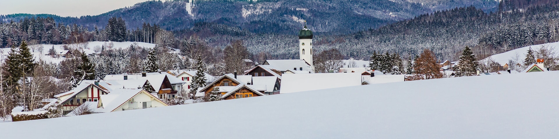 Dorfkirche von Maierhöfen im Allgäu, Bergsicht im Allgäu, Banner, Bannergröße, Hintergrund, Winter im Allgäu, schneebedeckt,