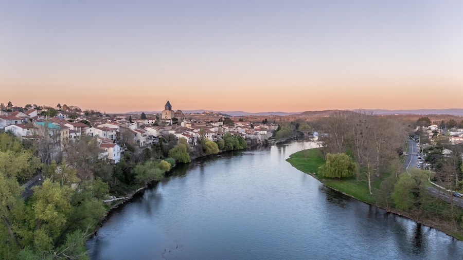 Paysage aérien de la ville de Pont-du-Chateau et de l'Allier en Auvergne France au coucher de soleil