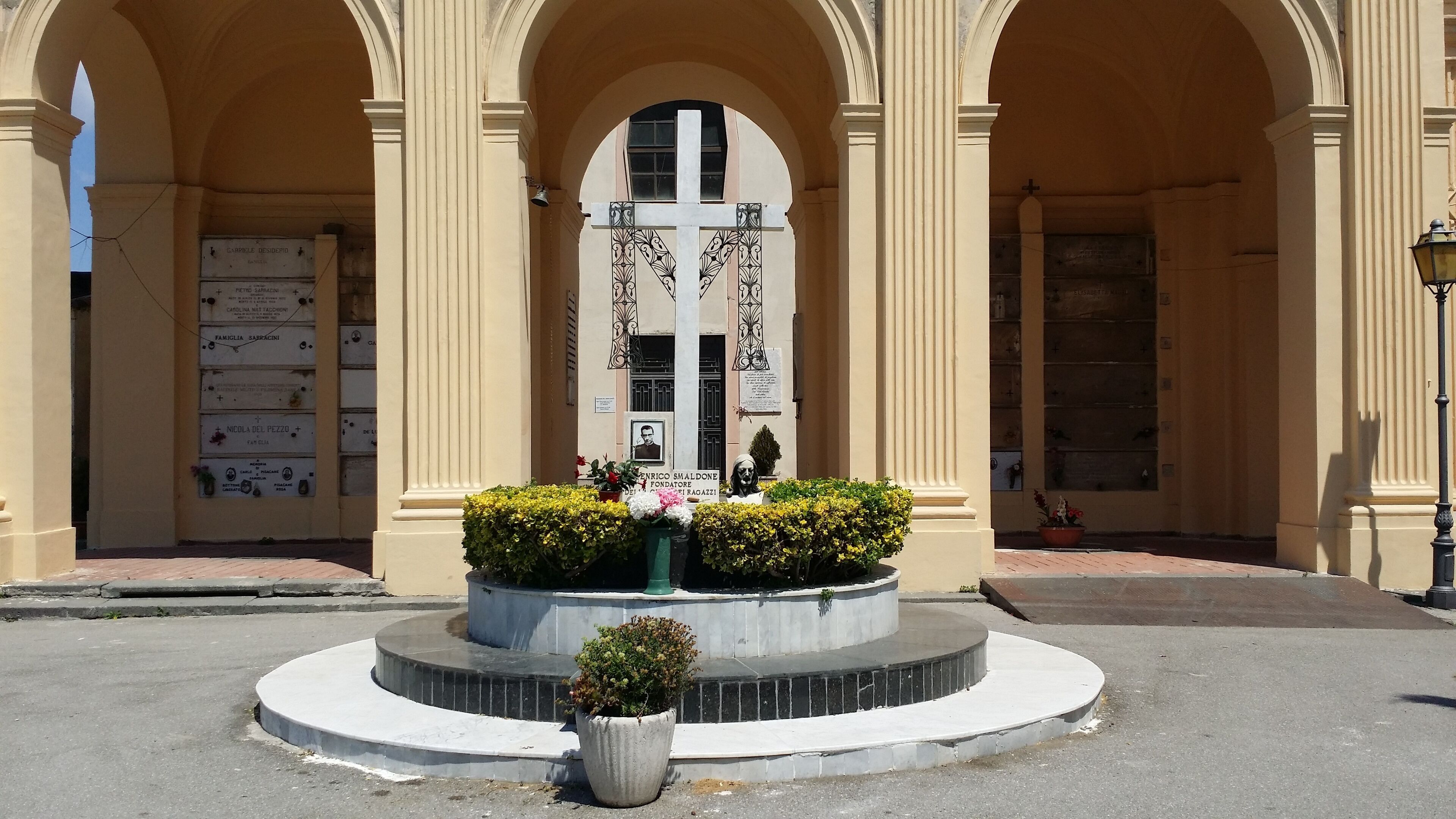 Italiano: Tomba di Don Enrico Smaldone situata nel cimitero di Angri (Sa); English: Don Enrico Smaldone's Tomb in the Angri Cemetery (Sa);