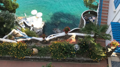 Tiny little villa on the Amalfi Coast of Italy. Perfect for a summer vacation! My favorite!