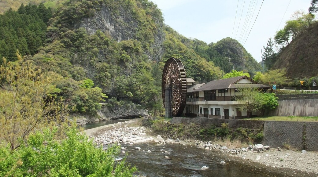 佐伯市本匠の日本一の大水車