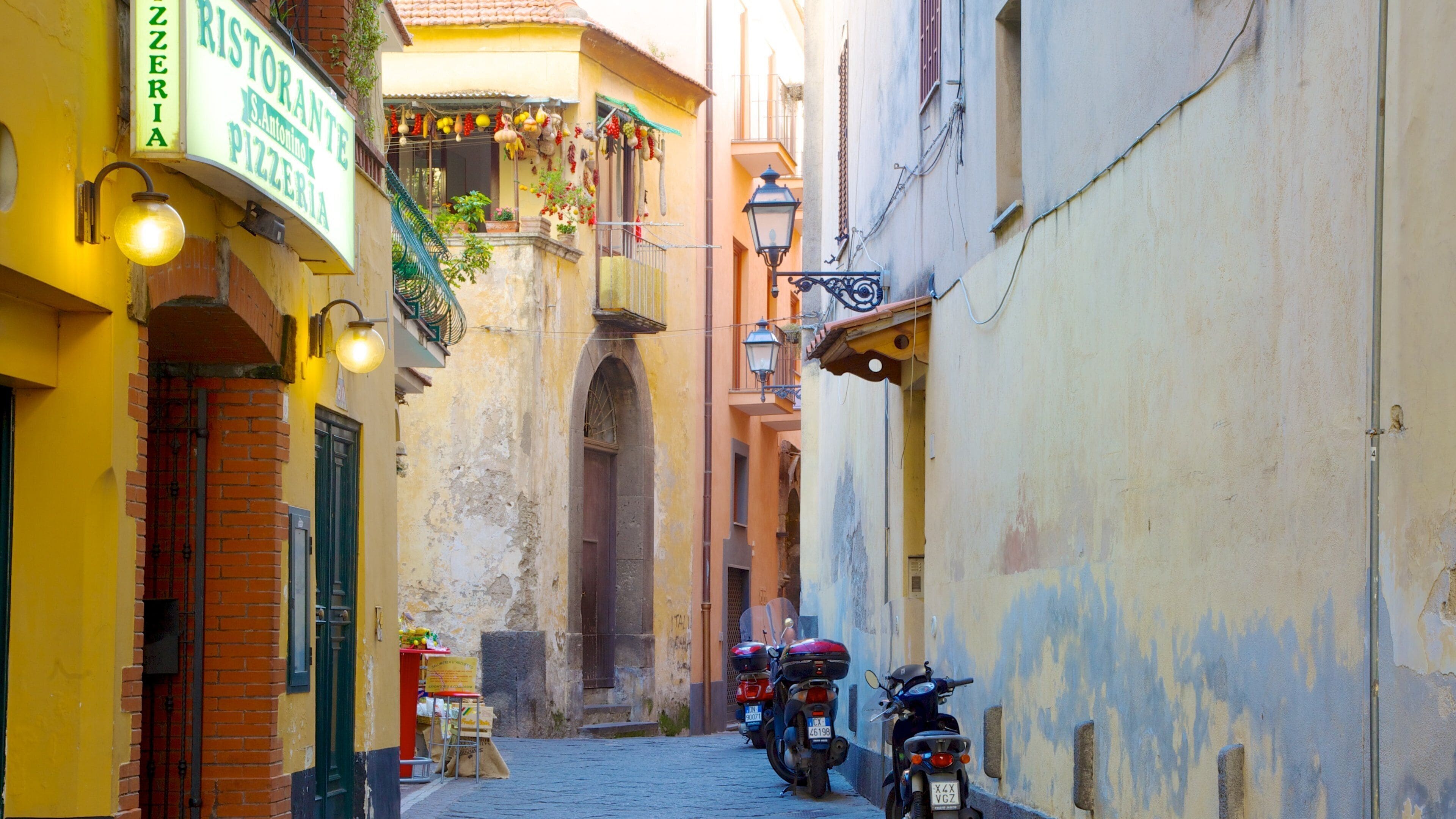 Sorrento Historic Centre showing street scenes