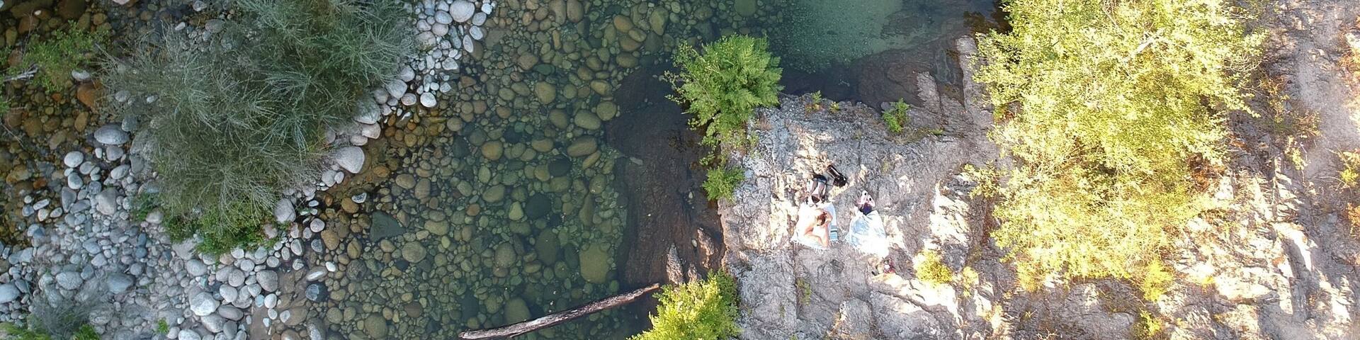 Piscines naturelles de Vico où il fait bon se baigner et se faire bronzer sur les rochers. Attention au monde l'après midi et surtout le week-end.