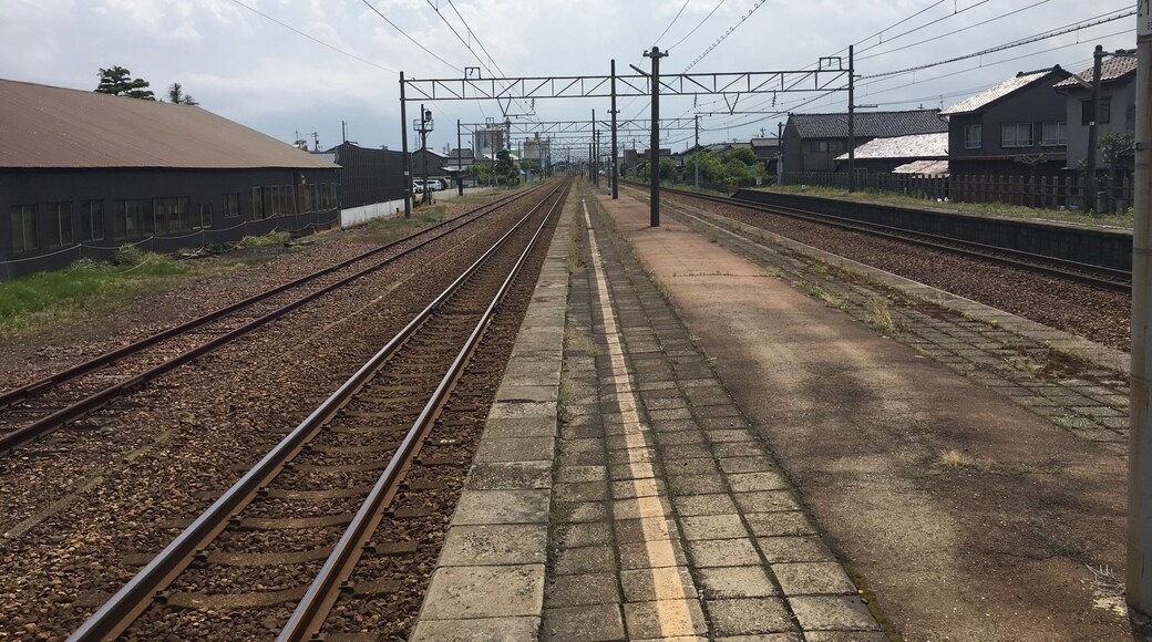 あいの風とやま鉄道越中大門駅構内