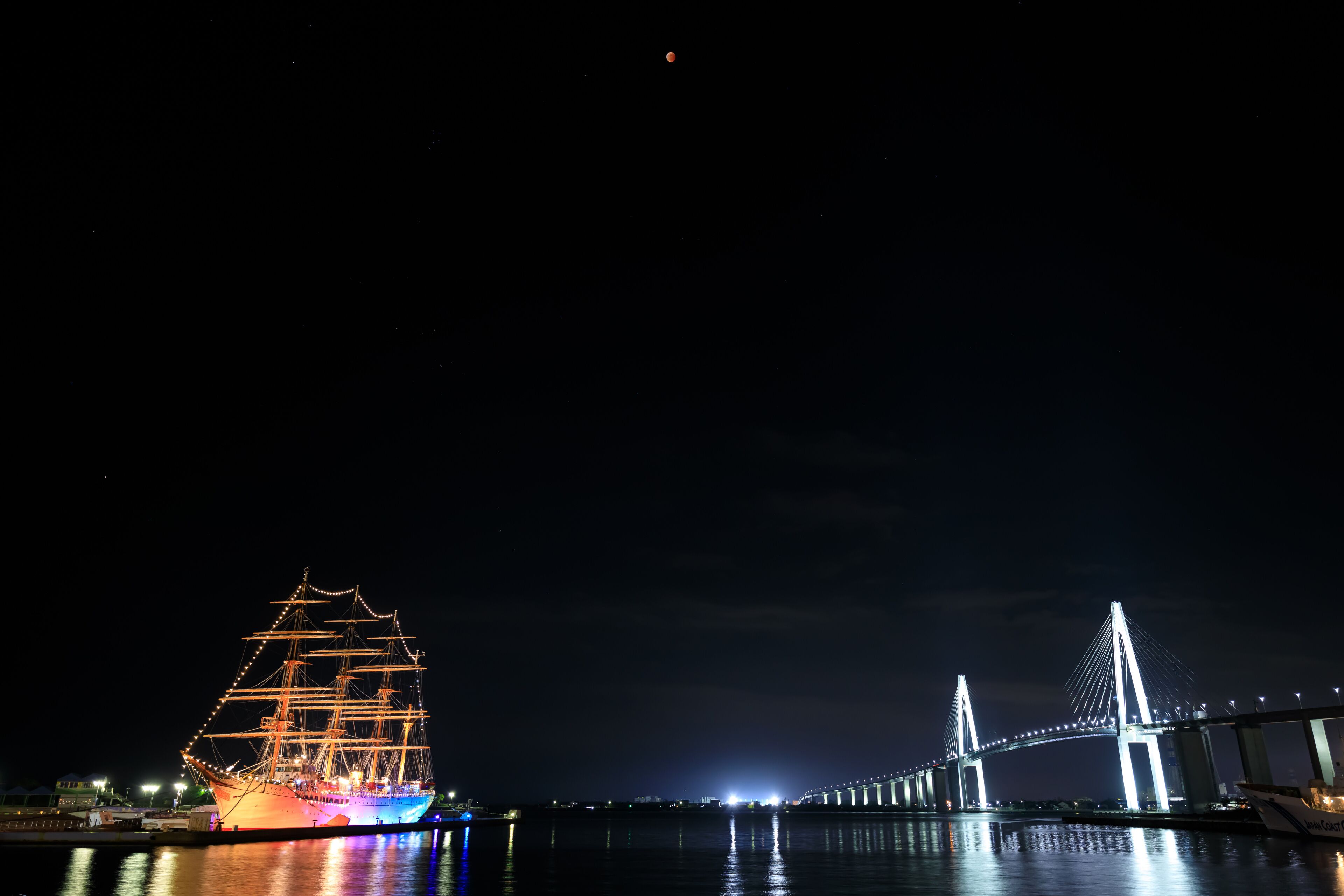夜の海王丸パークと皆既月食　富山県射水市　Kaiwomaru Park and total lunar eclipse at night. Toyama prefecture. Imizu city.