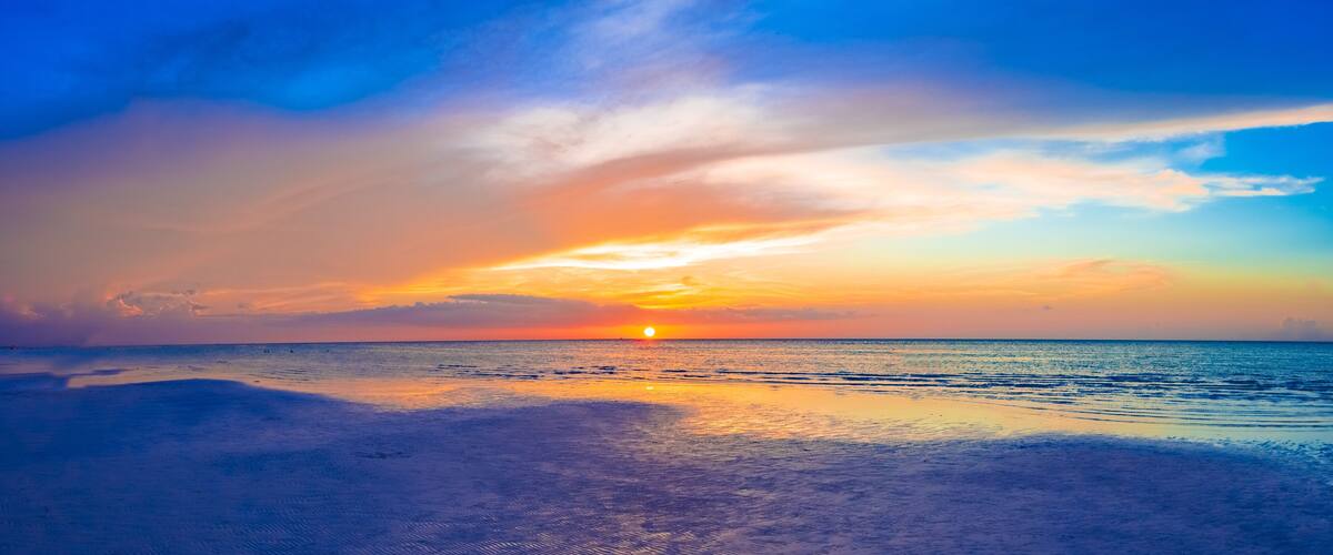 Hermosa puesta de sol desde la isla de Holbox, mexico.
