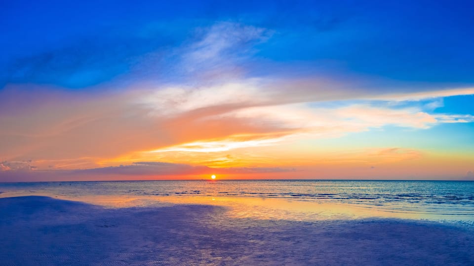 Hermosa puesta de sol desde la isla de Holbox, mexico.