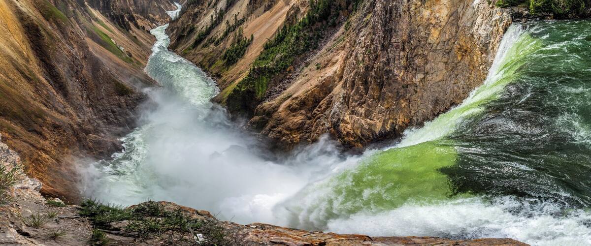 I had to stitch some photos together to get this panorama shot of the Lower Yellowstone Falls flowing into the Yellowstone Grand Canyon.
I didn't know what to expect and therefore I didn't bring a tripod or a ND filter. Otherwise I would probably have done a longer exposure.
But I am still happy with the result.
#GreatOutdoors #Nature