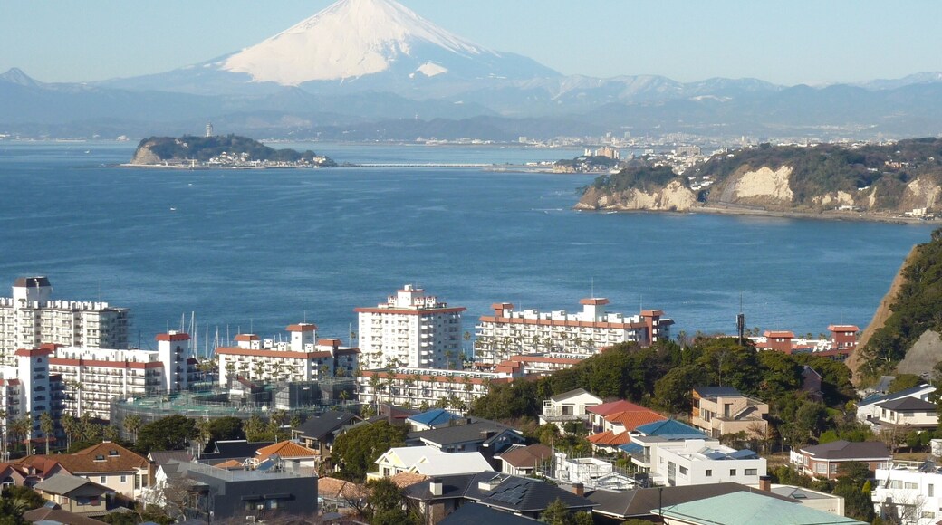神奈川県逗子市・披露山公園からの富士山と江の島