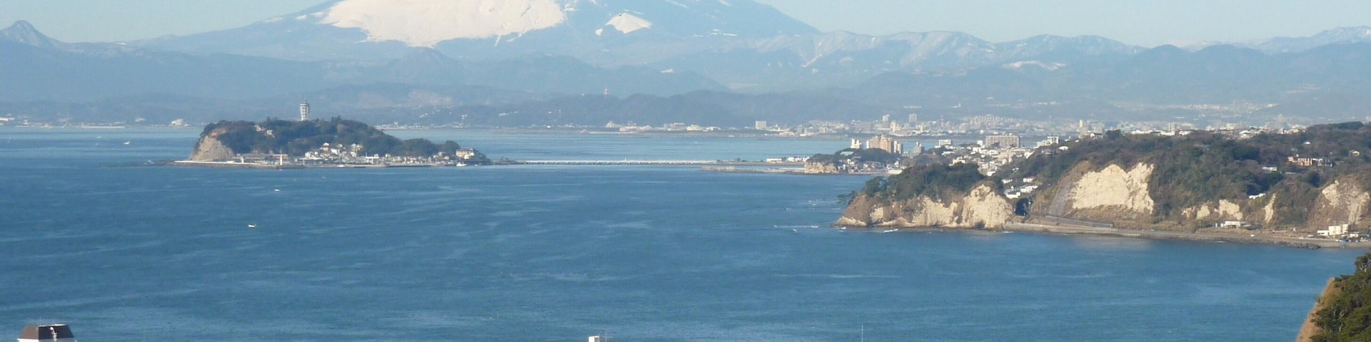 神奈川県逗子市・披露山公園からの富士山と江の島