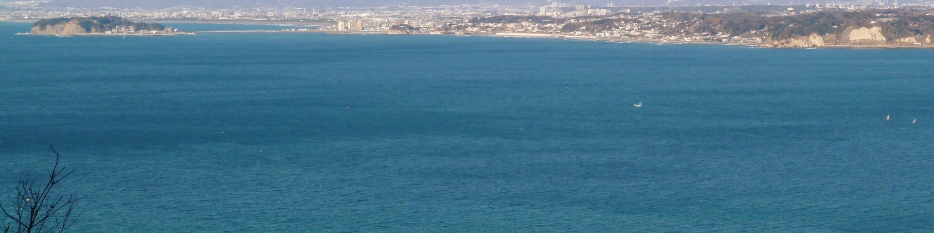 はやま三ヶ岡山緑地の山頂広場より丹沢方面を望む(神奈川県葉山町)