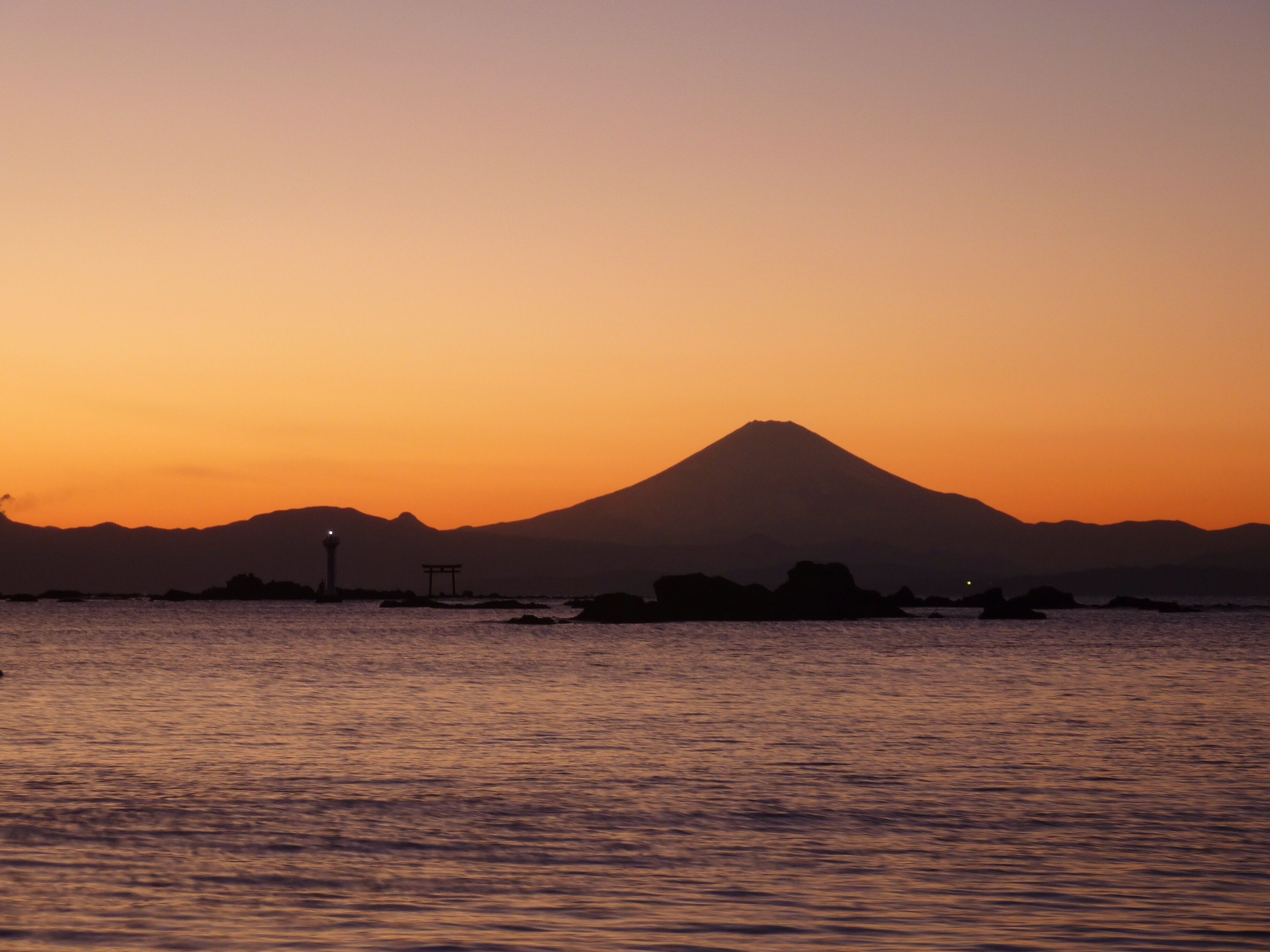 神奈川県葉山町・森戸神社付近から見た相模湾・名島・裕次郎灯台・富士山。「森戸の夕照」としてかながわの景勝50選に選定されている。地誌によると「森戸」は森戸川下流南岸地域の小字名のようで、森戸海岸の辺りの小字名は「葉山」なんだとか。