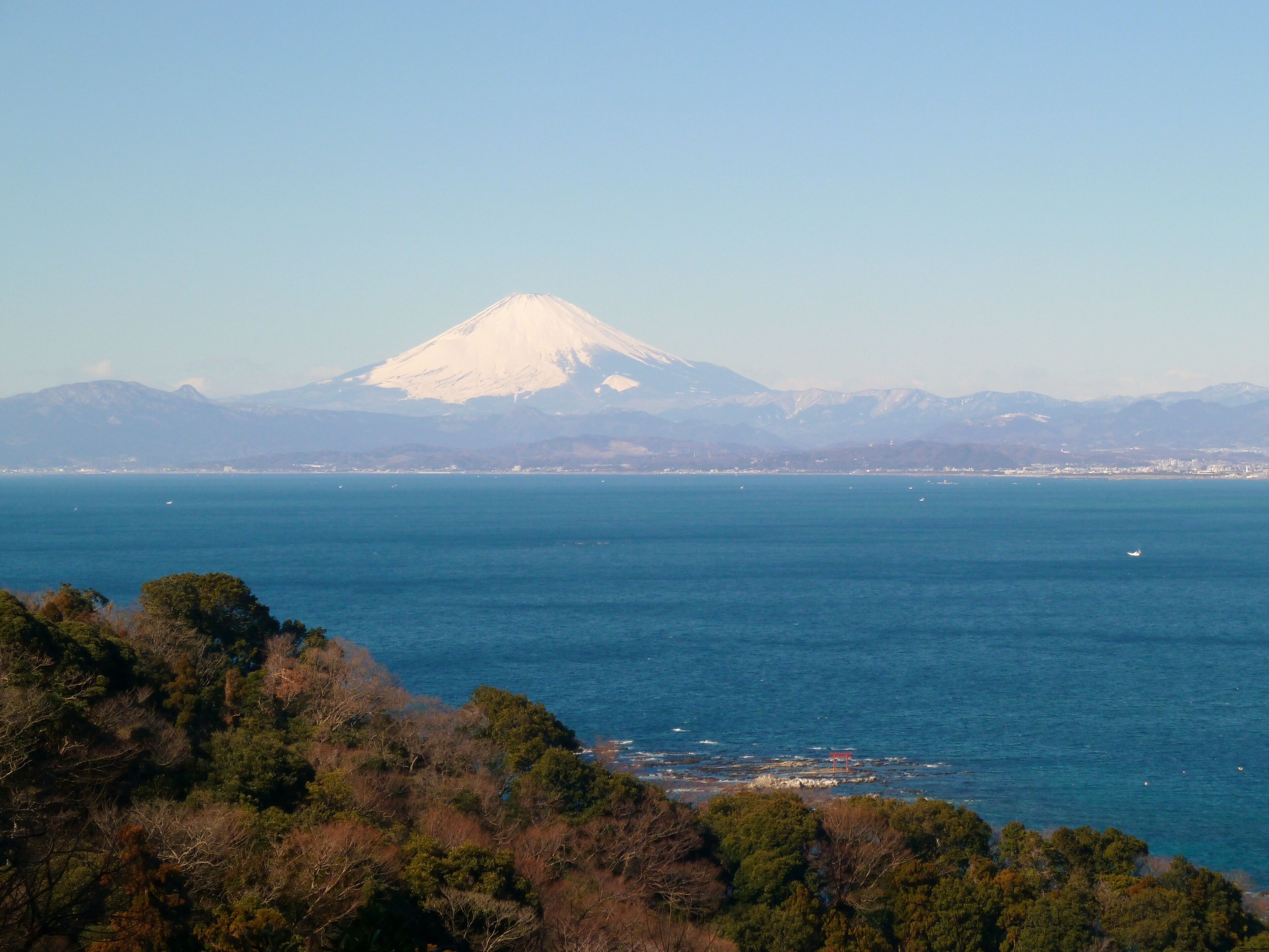 はやま三ヶ岡山緑地の山頂広場より富士山方面を望む(神奈川県葉山町)