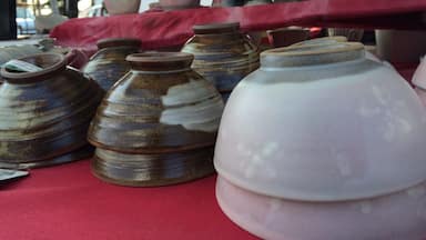 Tucked away in the Hills of Tochigi (2hours from Tokyo) is the Town of Mashiko well know for its history of pottery.
More than 300 potters live in this small town and create all kinds of beautiful pottery. It was late February and I found a stall selling these Sakura designed rice bowls : )