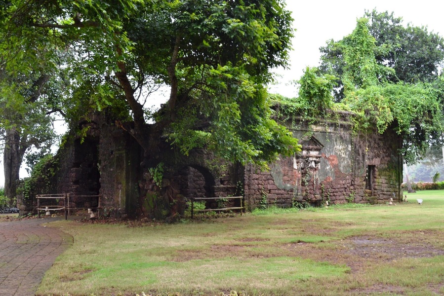 The ruins of an old 15th century #Portuguese Church that's on the property of the gorgeous Grand Hyatt Hotel ! www.thetinytaster.com