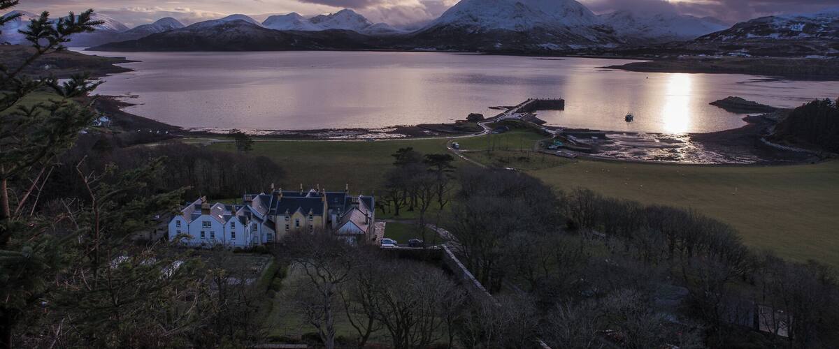 If you are on Skye, take the 20 minutes ferry from Sconser over the sea to Isle of Rassay. Behind the Rassay house is a road, take it until you come up to the pictish stone on the right. Climb the hill to get this view overlooking the Rassay port and the magnificent outline of Skye mountains. Rassay also has a new whisky distillery, I had a coffee and delicious cake there instead.
#hiddenscotland #discoverscotland #isleofrassay #island #igscotland #ig_scotland #scotland_insta #scotland_ig #uk #perspectives #mountains #sea #winter #nature #travel #walking #hiking