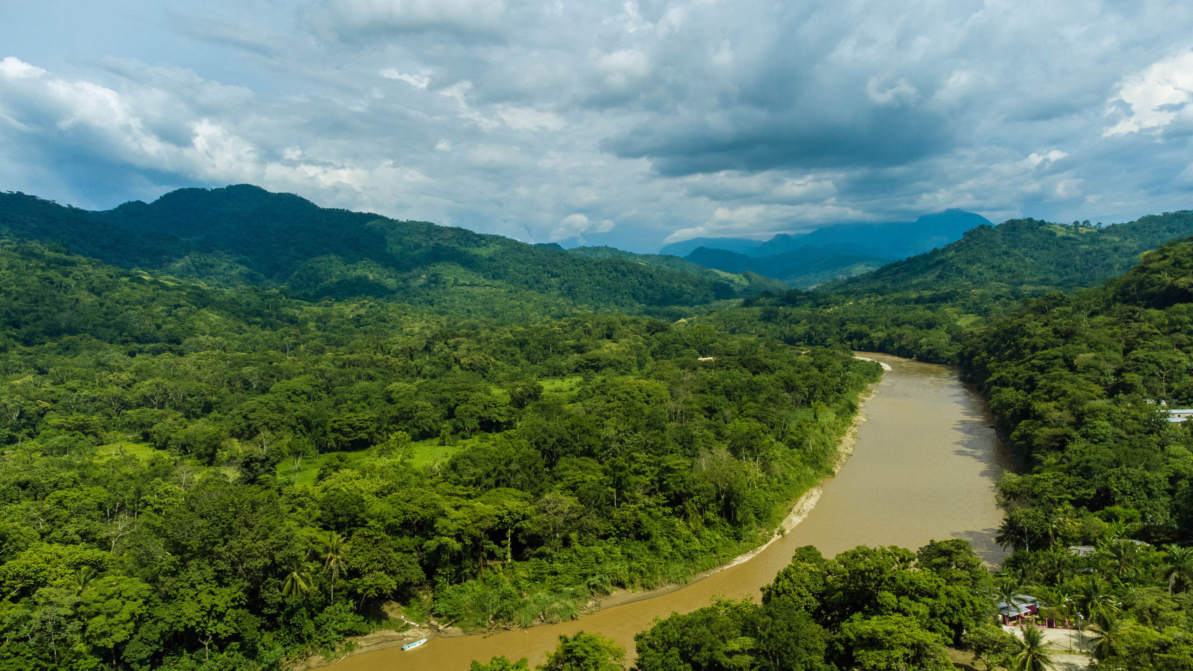 Vista aérea con drone pueblo mágico de Tapijulapa Tacotalpa Tabasco Villaluz Pueblo en las montañas y cerros de México