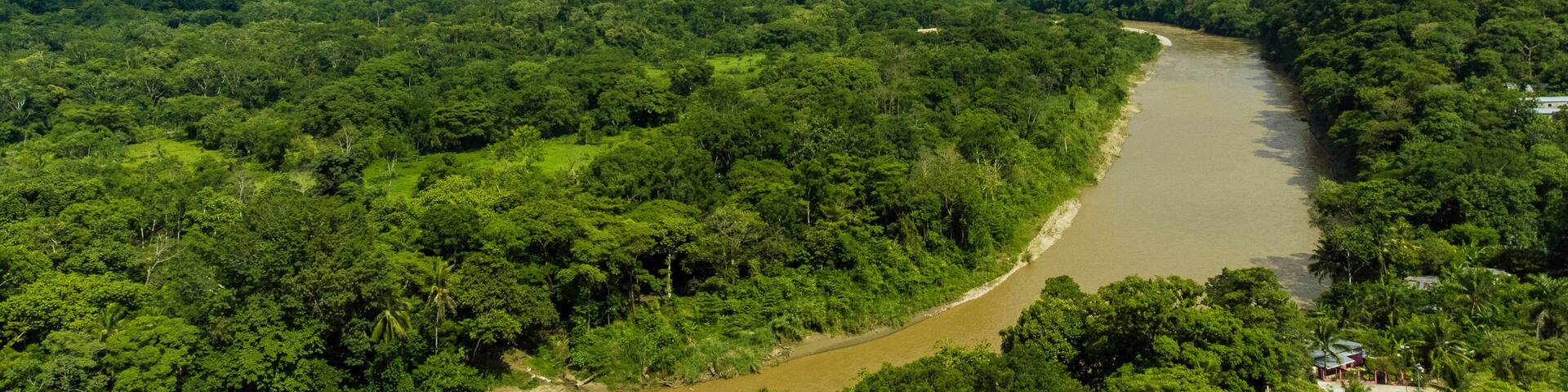 Vista aérea con drone pueblo mágico de Tapijulapa Tacotalpa Tabasco Villaluz Pueblo en las montañas y cerros de México