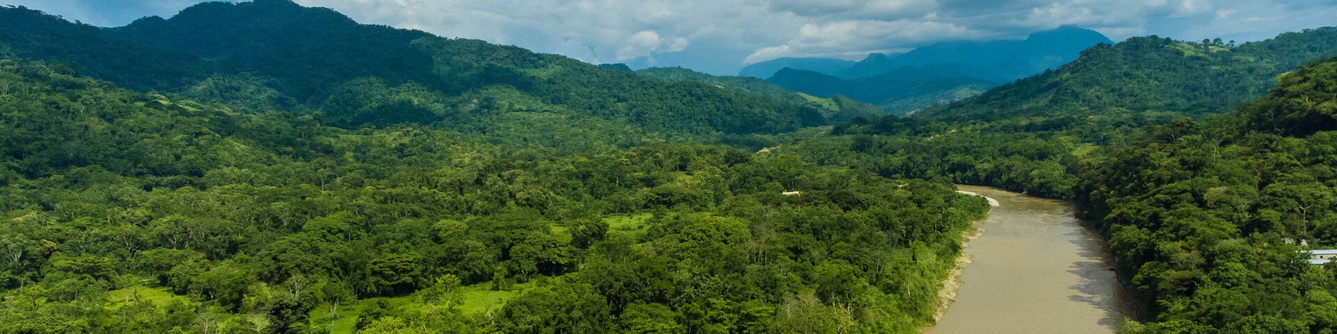 Vista aérea con drone pueblo mágico de Tapijulapa Tacotalpa Tabasco Villaluz Pueblo en las montañas y cerros de México