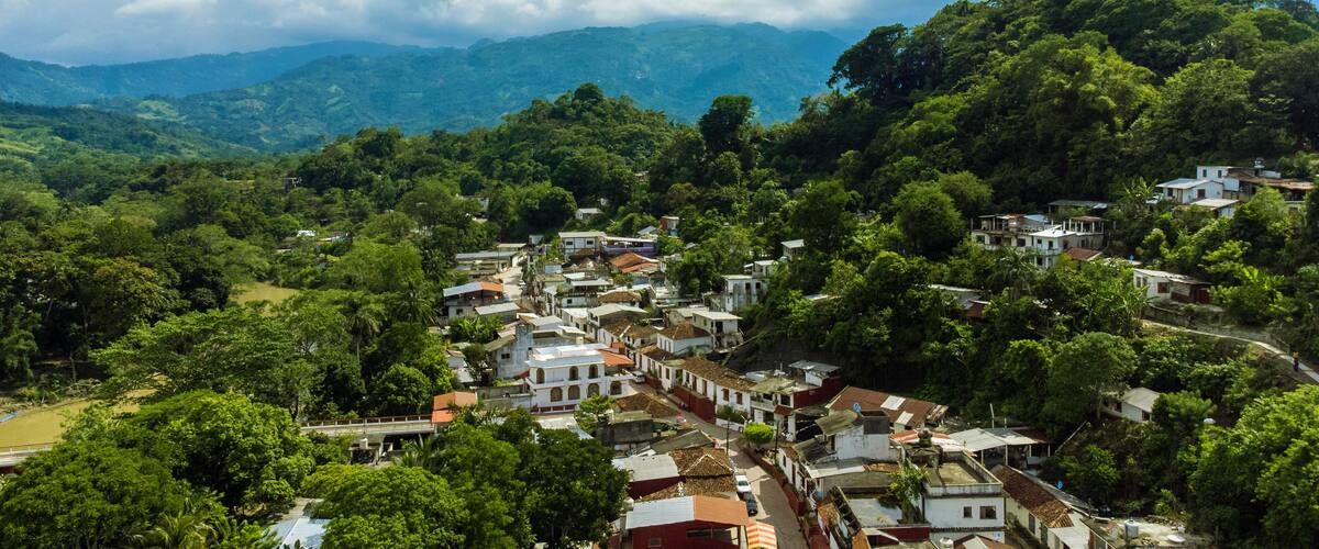 Vista aérea con drone pueblo mágico de Tapijulapa Tacotalpa Tabasco Villaluz Pueblo en las montañas y cerros de México