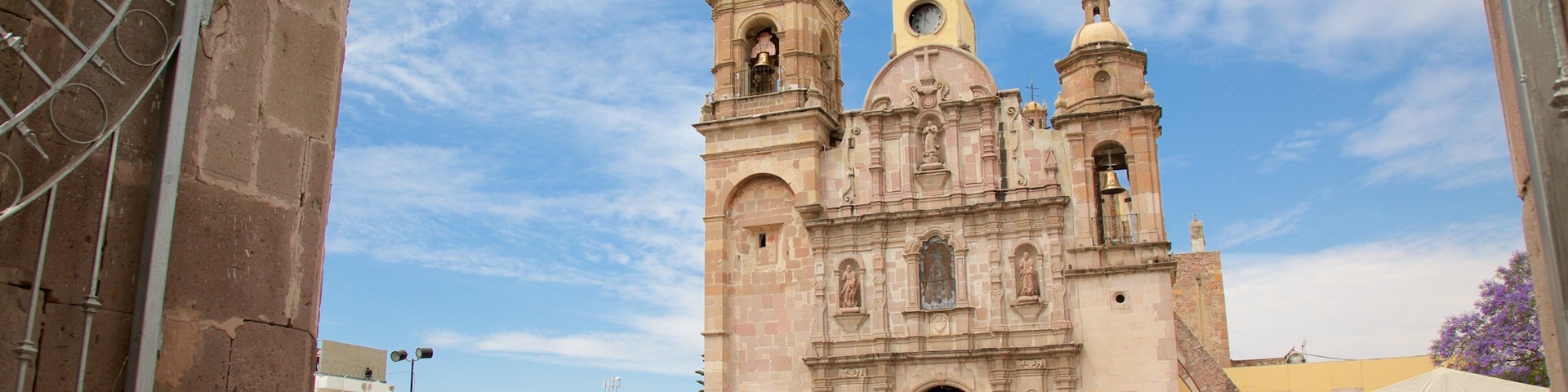 Aguascalientes เนื้อเรื่องที่ โบสถ์หรือวิหาร และ มรดกทางสถาปัตยกรรม