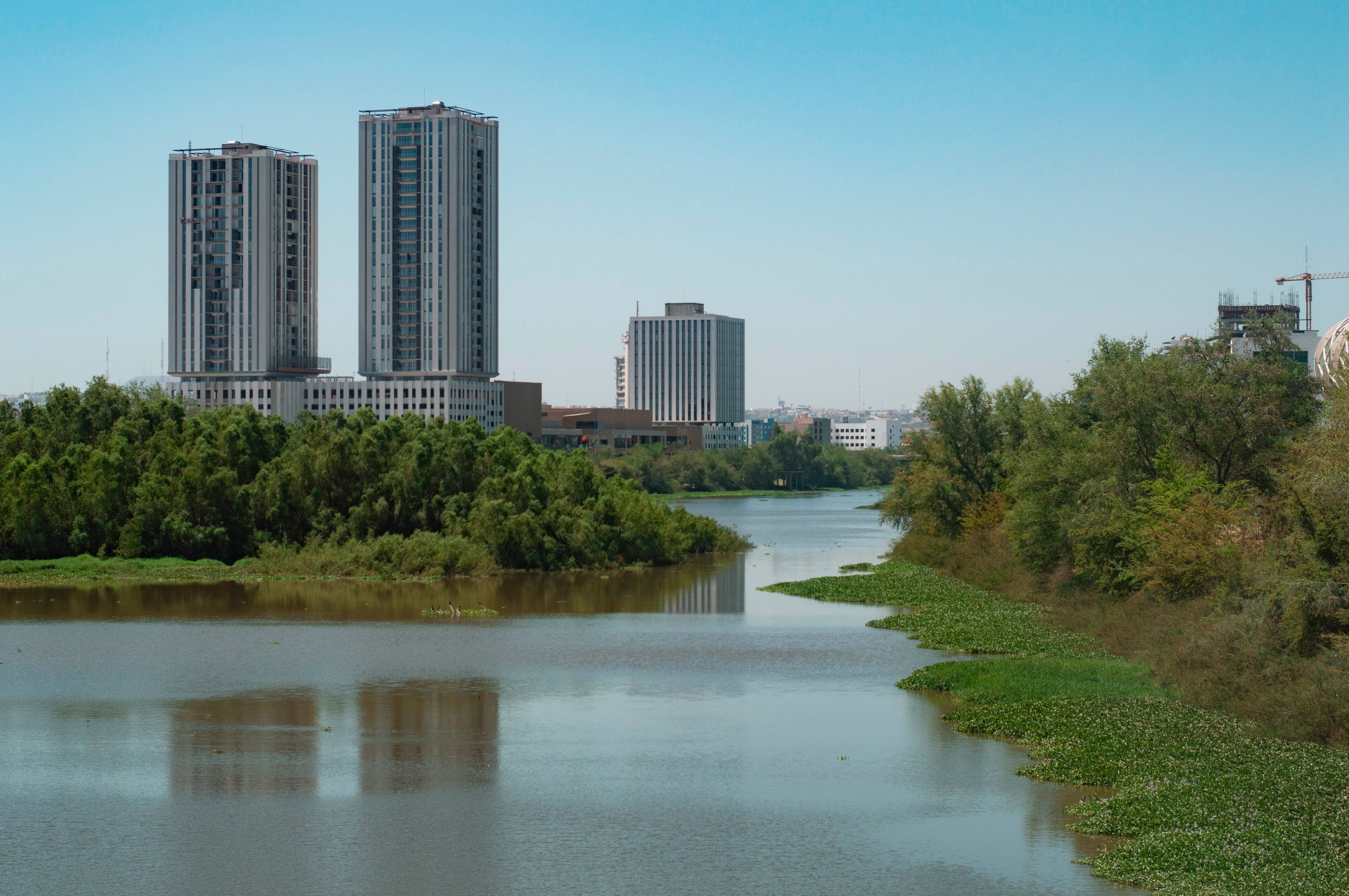 Desarrollo inmobiliario y zona comercial a orilla de Río Humaya en Culiacán, Sinaloa, México.