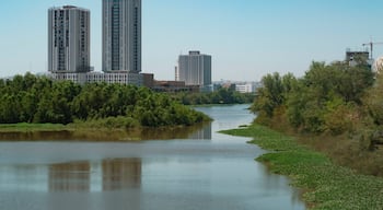 Desarrollo inmobiliario y zona comercial a orilla de Río Humaya en Culiacán, Sinaloa, México.