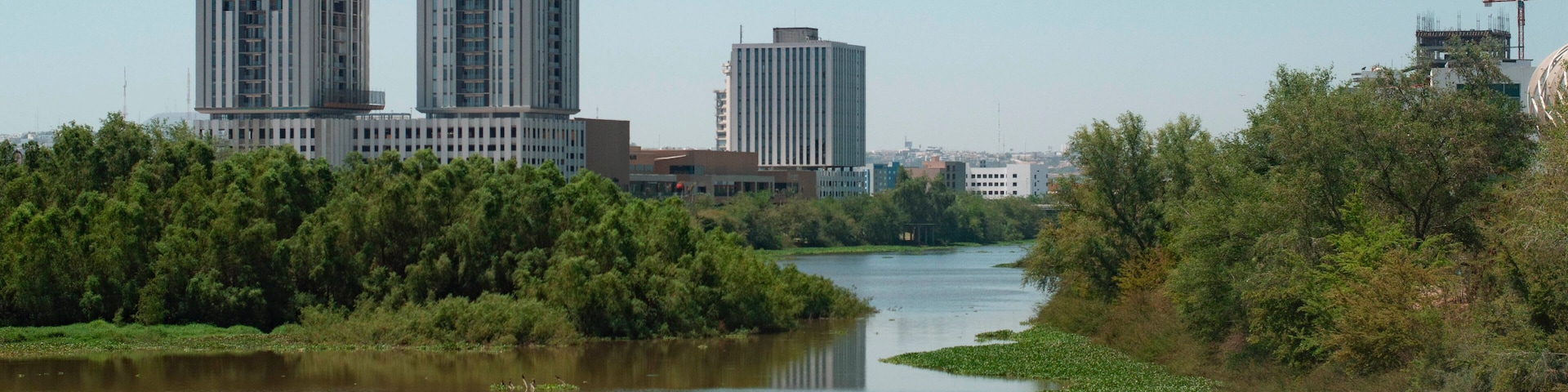 Desarrollo inmobiliario y zona comercial a orilla de Río Humaya en Culiacán, Sinaloa, México.
