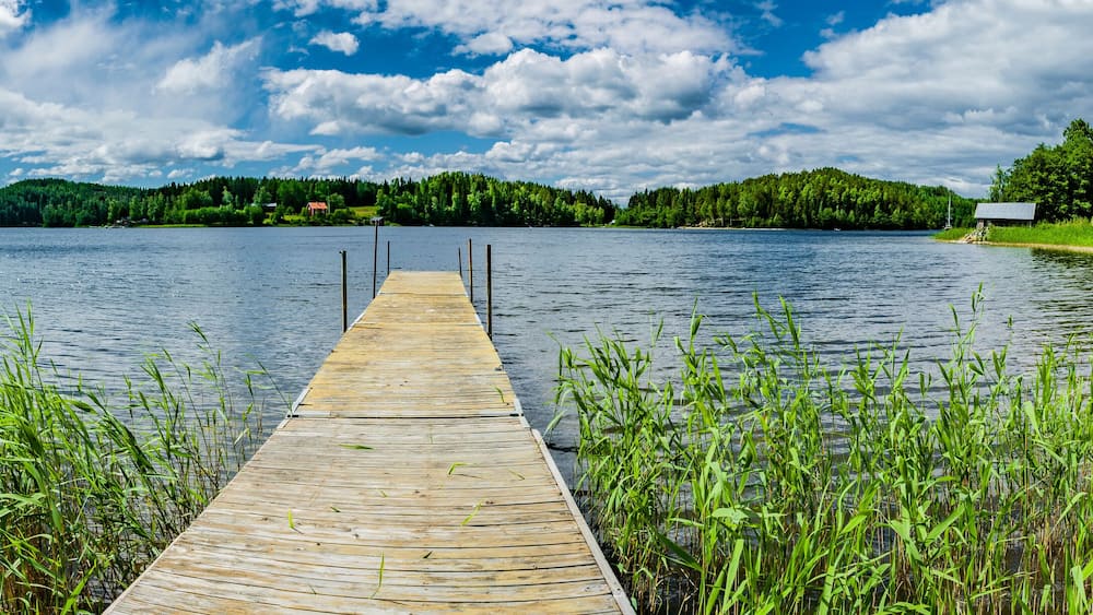 Landschaft mit Steg an der Hohen KĂŒste in Schweden