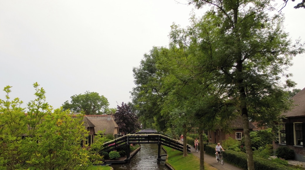 Dorpsgracht met Bruggetjes