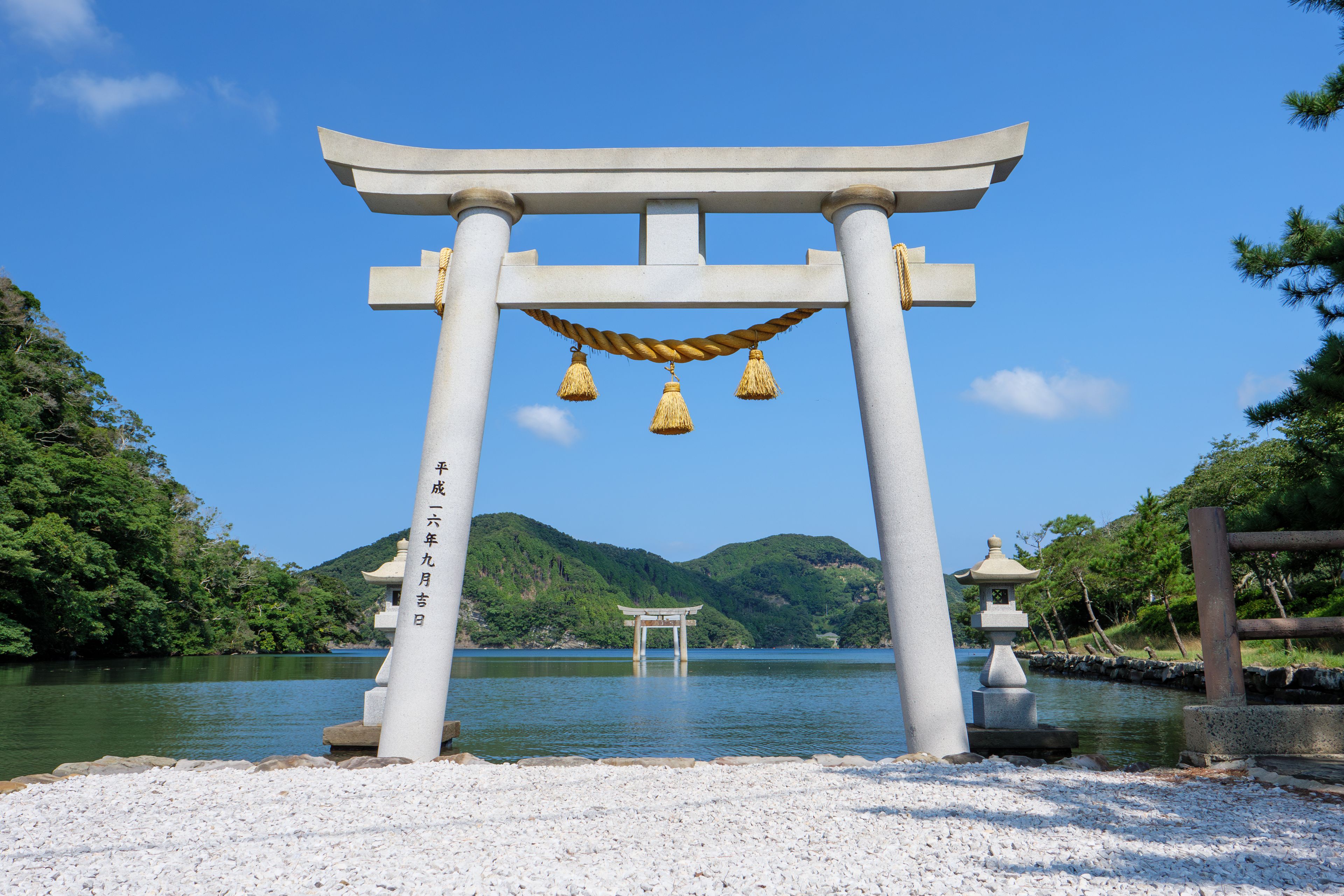 夏の青空と対馬和多都美神社の風景