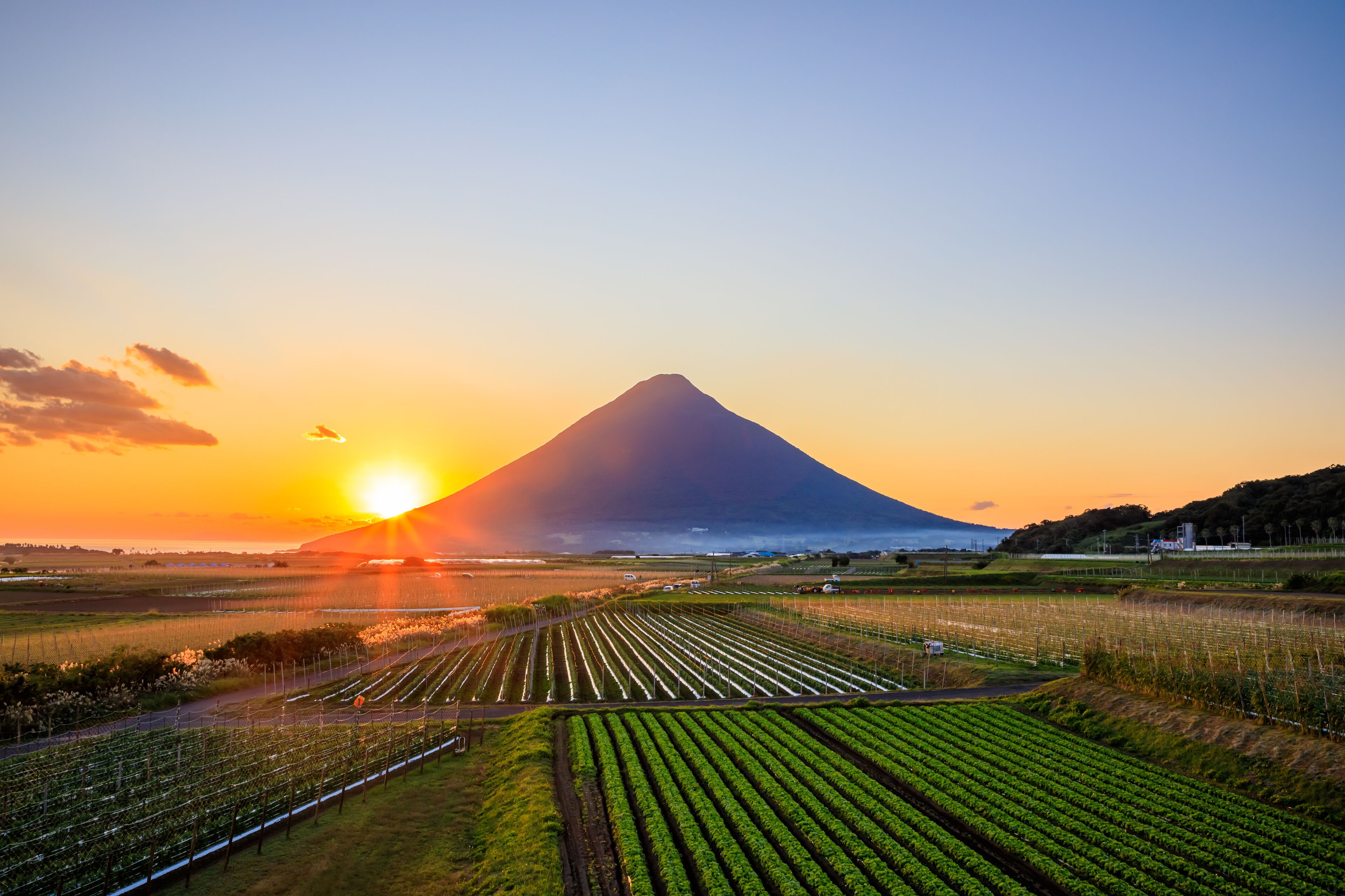 秋の開聞岳と指宿枕崎線と夕日　鹿児島県指宿市　Mt. Kaimondake, Ibusuki Makurazaki Line and sunset in autumn. Kagoshima Pref, Ibusuki City.