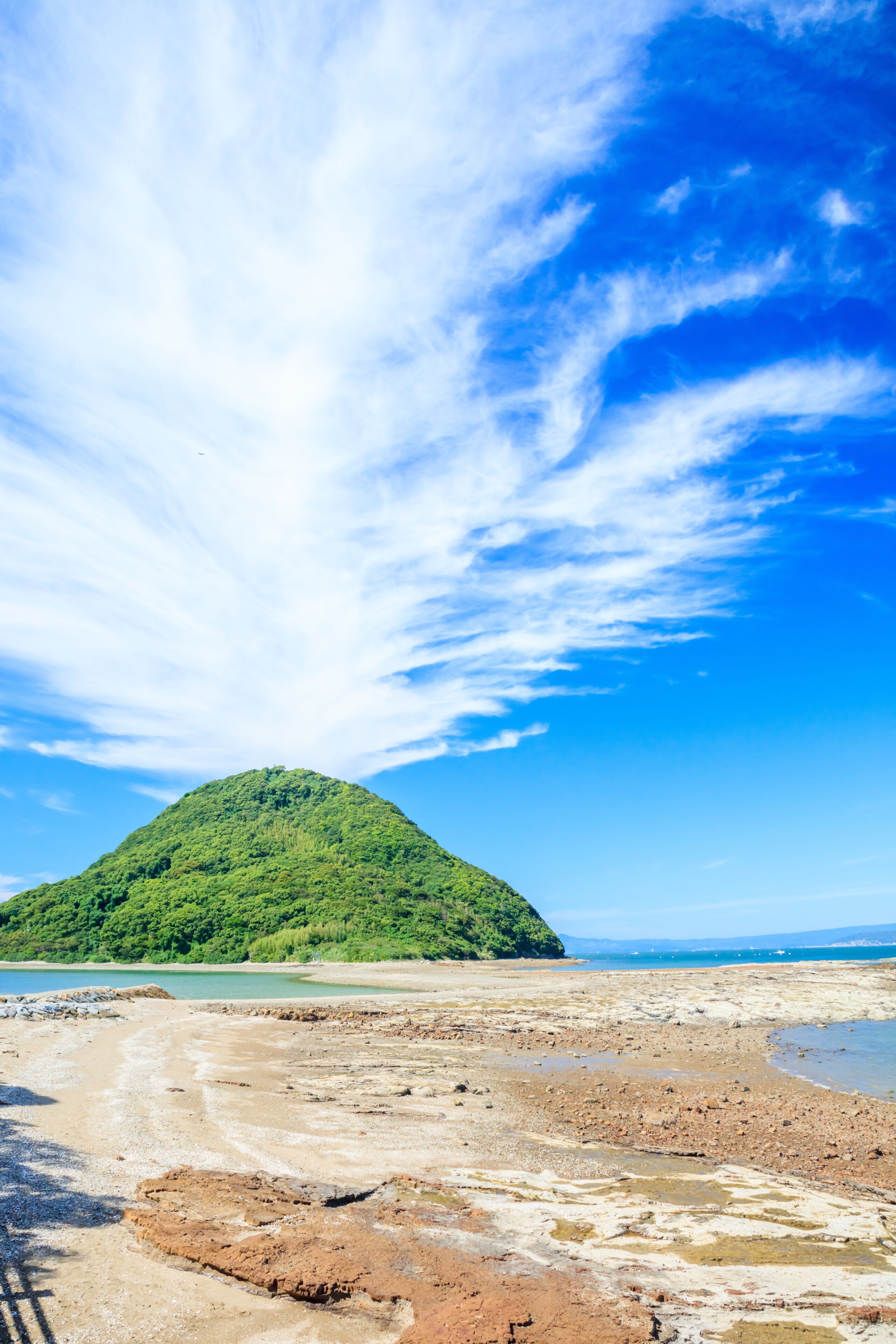初秋の天草富士（干潮時）　熊本県上天草市　Amakusa Fuji in early autumn. At low tide. Kumamoto Pref, Kamiamakusa City.