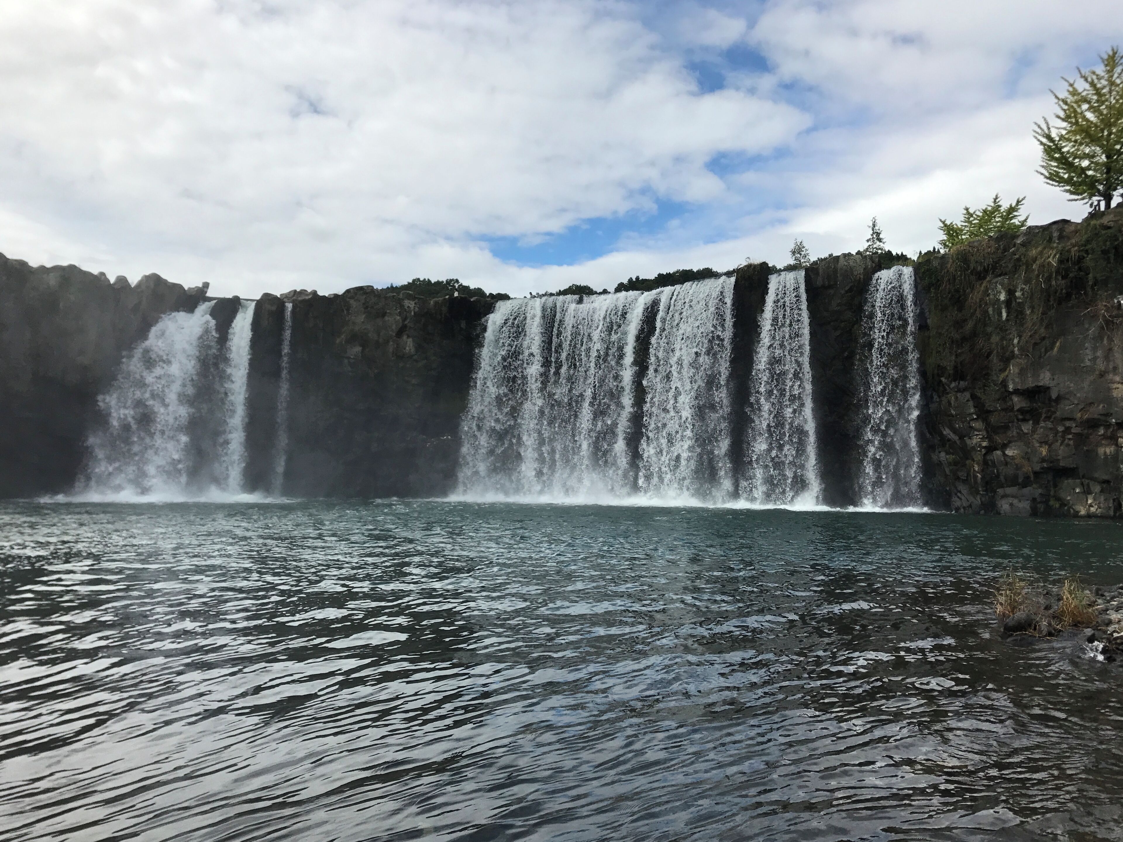 滝壺より望む原尻の滝