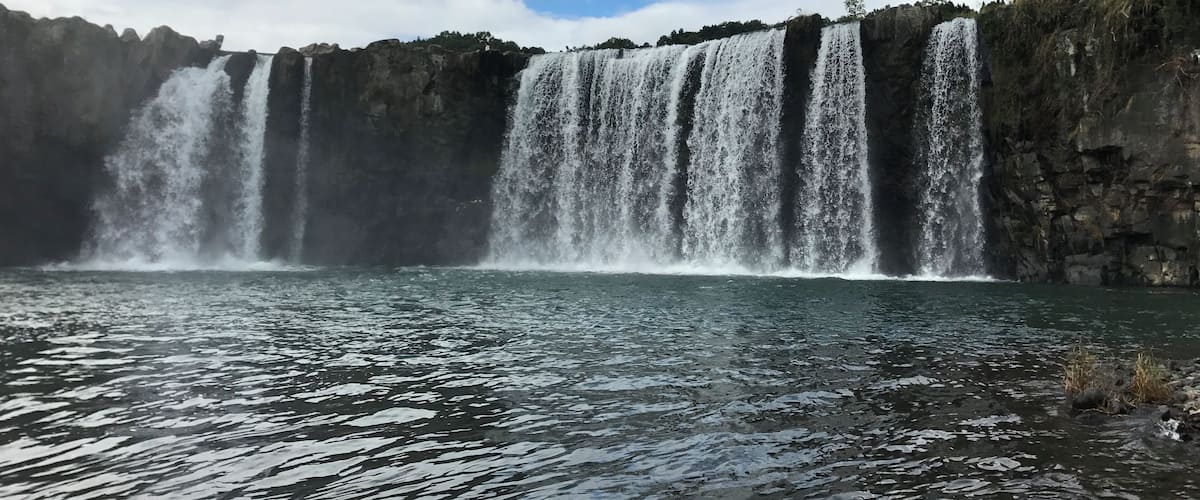 滝壺より望む原尻の滝