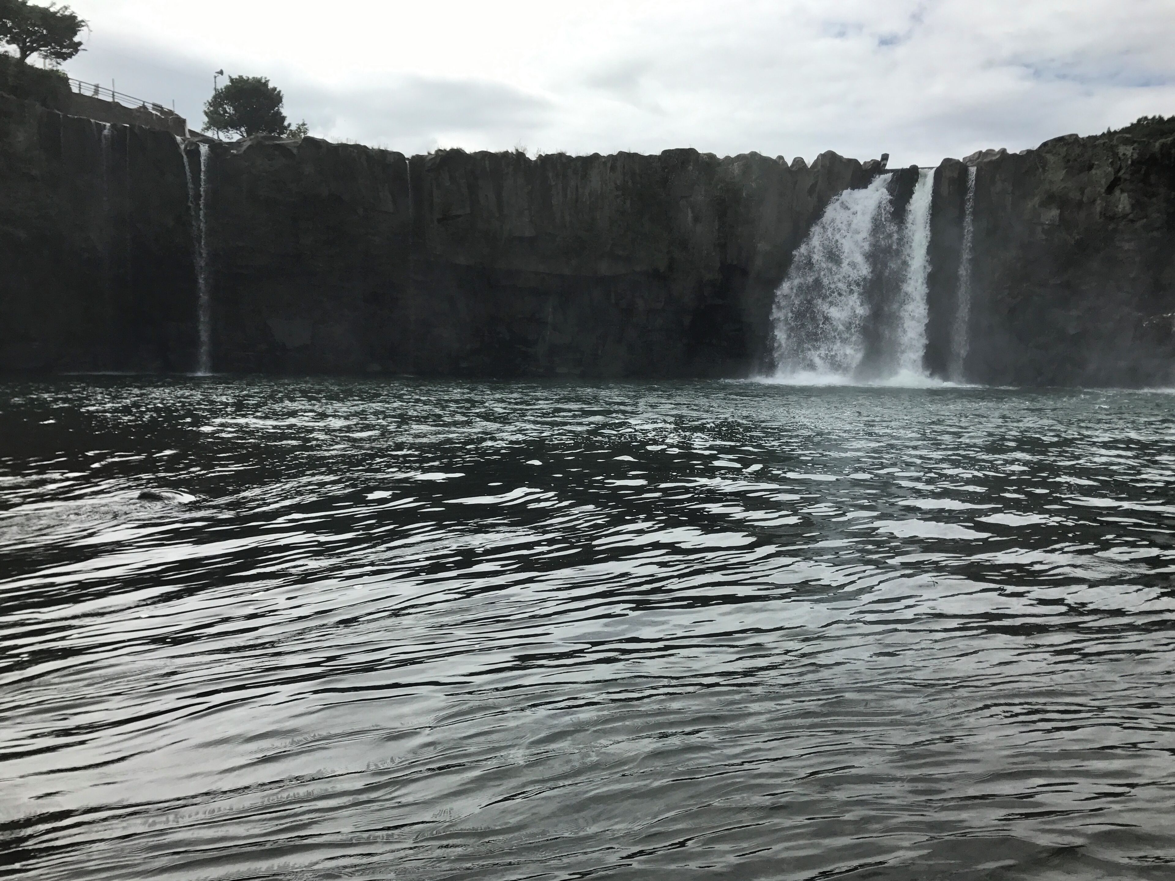 滝壺より望む原尻の滝