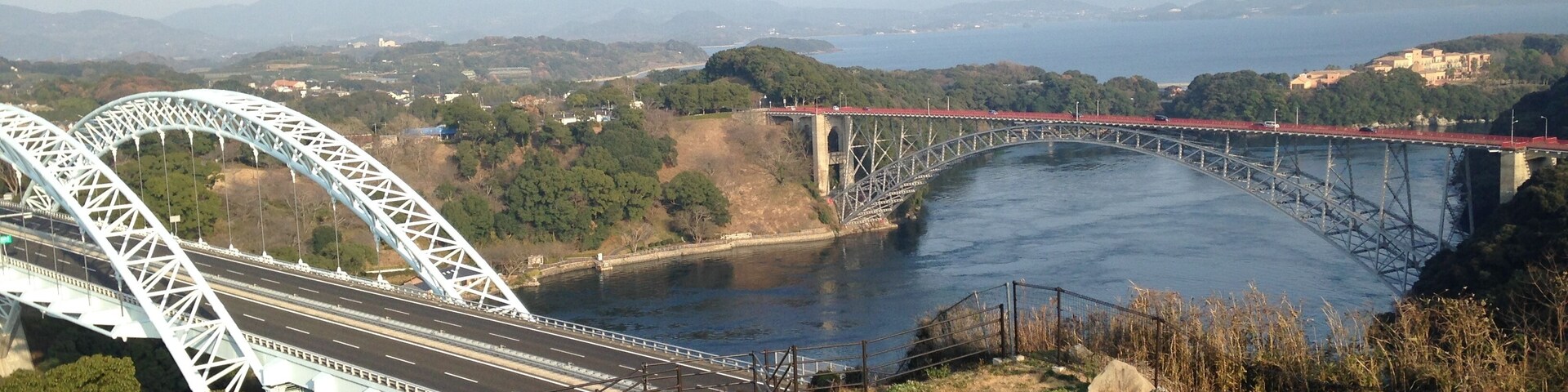 新西海橋西側の西海の丘展望台(西海市側)より望む新西海橋(左)と西海橋(右)
